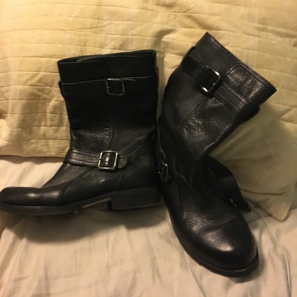 Leather boots with 1 inch heel